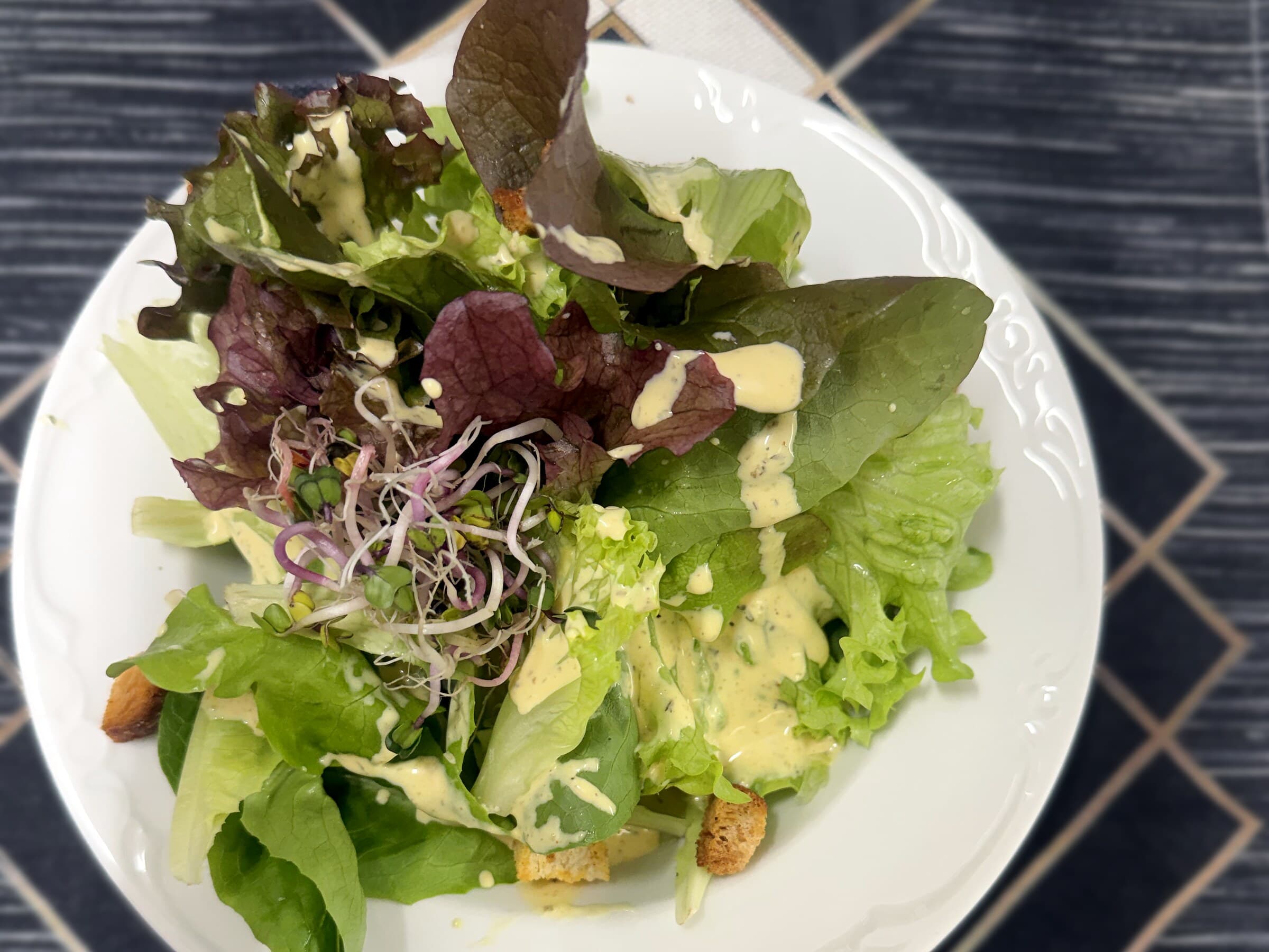 Frischer Salat — Tagesmenü-Begleiter