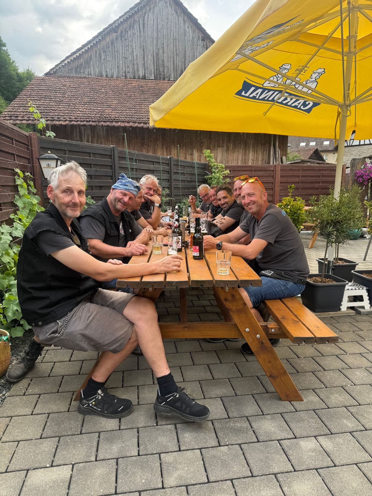 Die Säuliämtler Töffli-Junkies an einem Tisch auf der Terrasse des Gasthaus Löwen