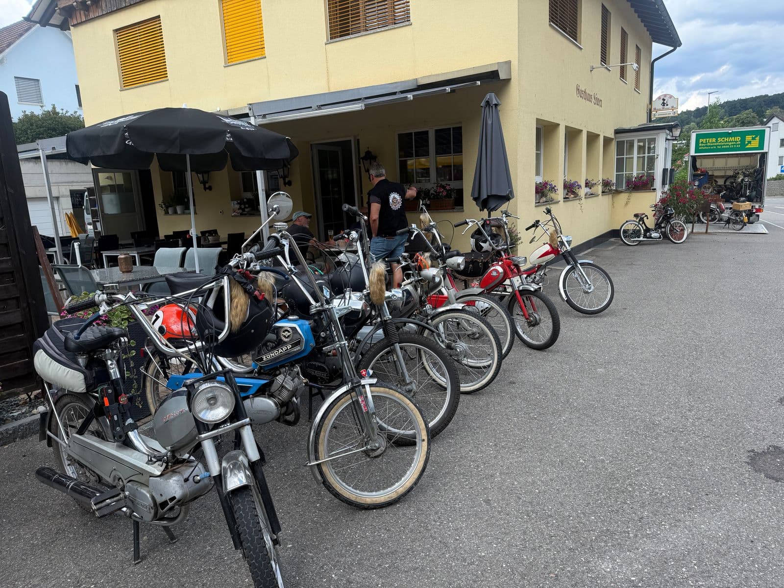 Vintage-Töffli der Säuliämtler Töffli-Junkies vor dem Gasthaus Löwen